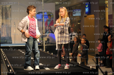 Pokaz mody dziecięcej w centrum handlowym Galeria...