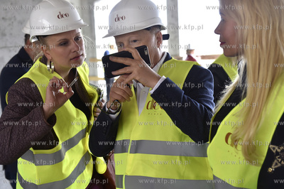 Uroczystosc zawieszenia wiechy na budowanym kompleksie...