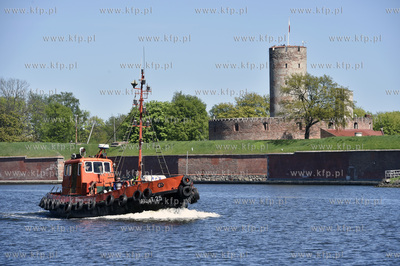 Gdańsk Nowy Port. Pred twierdzą Wisłoujście przepływa...
