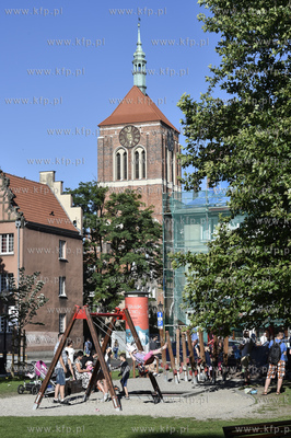 Gdańsk Głowne Miasto.  Ul. Świętojańska i kościół...