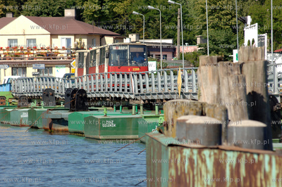 Most Pontonowy na Martwej Wisle laczacy Sobieszewo...