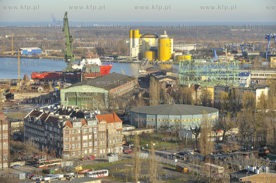 Gdańsk. Ul. Wałowa, za nią tereny byłej Stoczni...