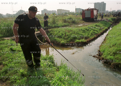 Strazacy neutralizuja paliwo ktore wycieklo z nielegalnego...