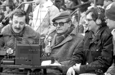 Komentatorzy sportowii na meczu Lechii Gdansk , w srodku:...