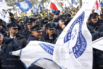 Gdansk. Pikieta przed Urzedem Wojewodzkim sluzb mundurowych...