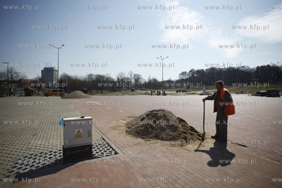 Gdansk. Przygotowania Placu Zebran Ludowych do pelnienia...