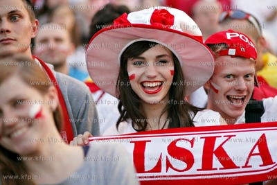 Gdansk. Mistrzostwa europy w pilce noznej. Kibice ogladaja...