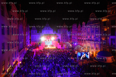 Cala Polska spiewa koledy, koncert na Dlugim Targu...