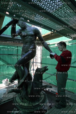 Konserwacja fontanny Neptuna na Długim Targu. Nz....