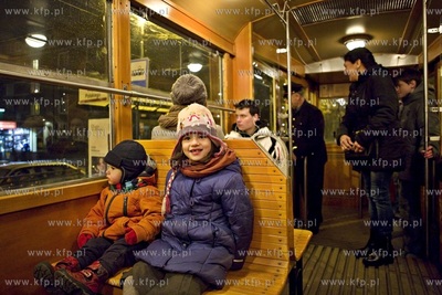 Świąteczny tramwaj Enka z 1952 r. udekorowana 150-metrowym...