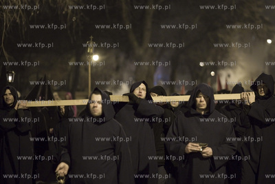 Gdańsk. Misterium Nocne. Uczestnicy misterium na ul....