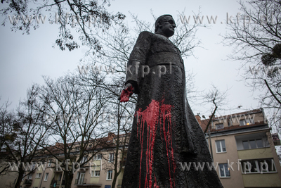 Oblany czerwoną farbą pomnik prałata Henryka Jankowskiego...
