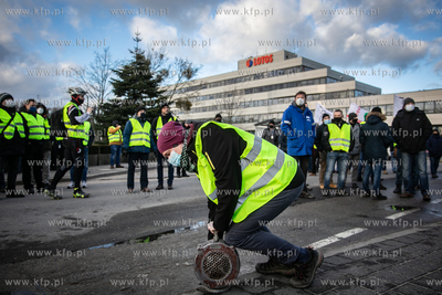 Pikieta pracowników Grupy Lotos pod biurowcem rafinerii,...