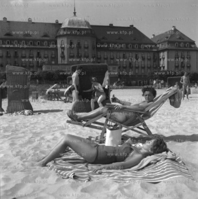 Sopot, plazowicze przed Grand Hotelem. 1967 (?). Fot....