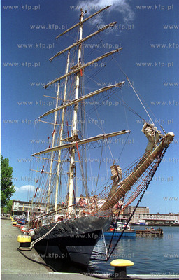 Zaglowiec Pogoria przy Skwerze Kosciuszki w Gdyni.24.05.2001fot....