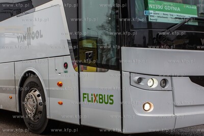 Gdańsk, Dworzec PKS. Nz. Autobus sieci Flixbus. 28.11.2019...