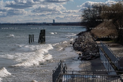 Gdynia Orłowo. Znikająca część plaży. 14.03.2020...