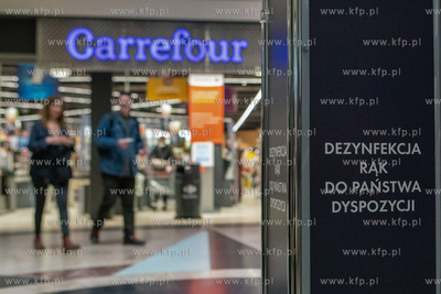 Gdańsk. Galeria Bałtyck.  Przed wejściem do sklepu...