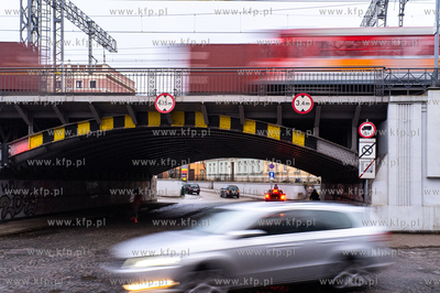 Gdańsk Wrzeszcz, Wiadukt kolejowy w pobliżu skrzyżowania...