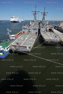 Okrety 12 panstw uczestniczacych w miedzynarodowych...