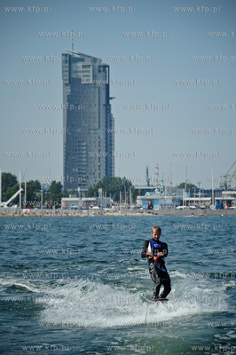 Gdynia. Przejazdzka na weakbordzie. W oddali Sea Towers....