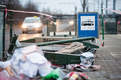 Gdansk.Zniszcona przez samochod osobowy wiata na przystanku...