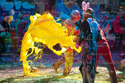 Gdansk. Centrum Stocznia Gdanska. Kolorowy smigus-dyngus...