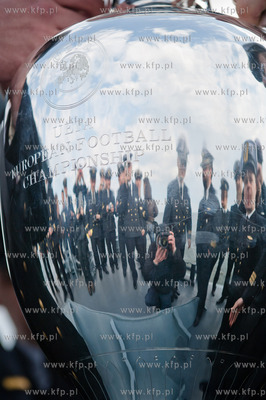 Marynarze okretu rakietowego ORP Orkan transportuja...