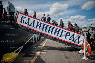 Port w Gdyni. Tlum ludzi oglada i zwiedza zacumowane...