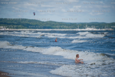 Gdansk. Czerwona flaga wywieszona na plazy w Jelitkowie...