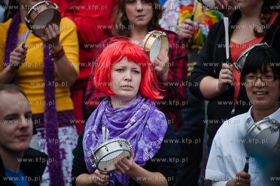 Gdansk. Dlugi Targ. Parada z udzialem bebniarzy, tancerzy...