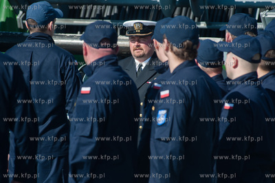 Gdynia. Oksywie. Port Marynarki Wojennej. Powrot niszczyciela...