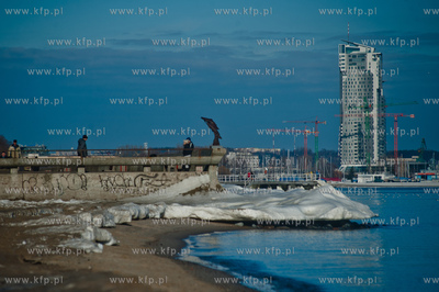 Sloneczny, zimowy dzien na plazy w Gdyni.
08.02.2014
fot....