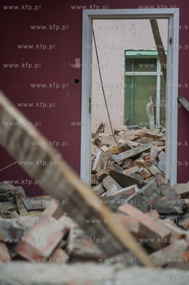 Gdansk. Rozbiorka budynkow znajdujacych sie przy skrzyzowaniu...