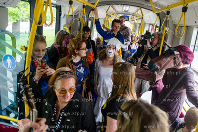 Gdansk. Muzyczny Flash Mob w tramwaju linii 6, zorganizowany...
