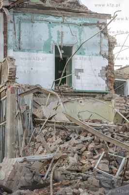 Gdansk. Rozbiorka budynku dawnej przychodni przy ulicy...