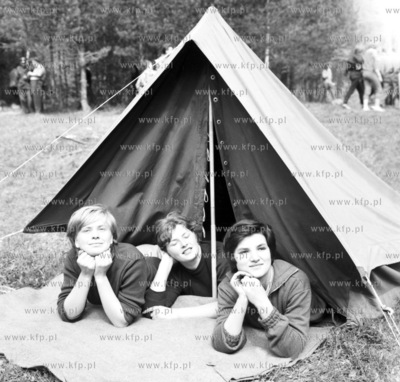 Dziewczyny na biwaku. 1965 (003146)  Fot. Zbigniew...