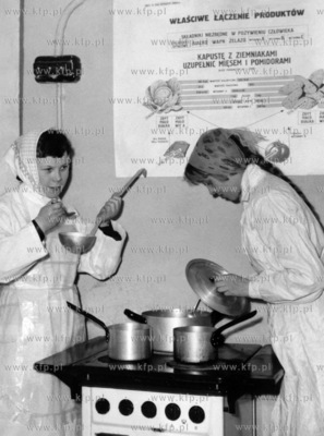 W ramach zajec praktycznych dziewczeta gimnazjum w...