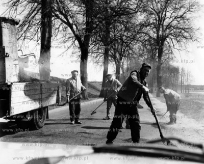 Remont drogi w Leznie gmina Zukowo na Kaszubach. 21.04.1974...