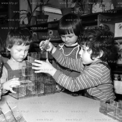 Zabawa dzieci w przedszkolu nr 27 przy ulicy Bednarskiej...