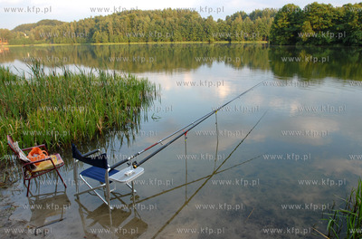 Koleczkowo. Jezioro Marchowo. n/z wedkarze 20.7.2006...