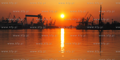 W gdynskim porcie o zachodzie slonca. 
27.04.2007
Fot....