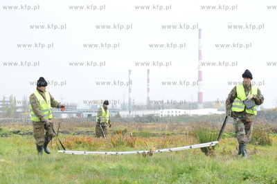 Saperzy z firmy EXPLOSIVE przeczesuja tereny pod budowe...