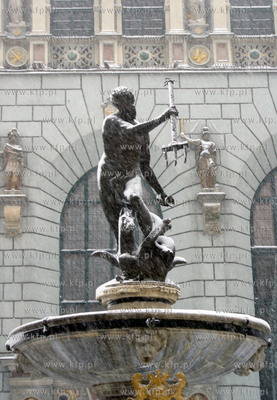 Zima dotarla do Gdanska. Nz. zasniezony Neptun
07.01.2009
fot....