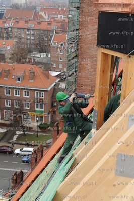 Kosciol sw. Katarzyny, Gdansk. Instalacja sygnaturki...