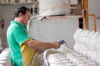 Chmielno. Zaklad Ceramiczny Genius. Nz. pan Janusz...