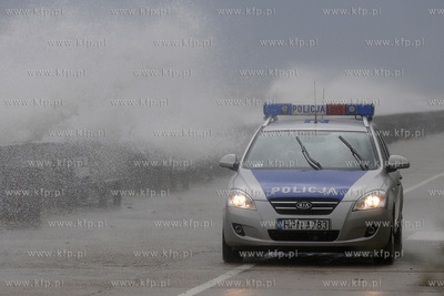 Gdynia Silne wiatry o sile 10 stopni w Skali Beauforta...