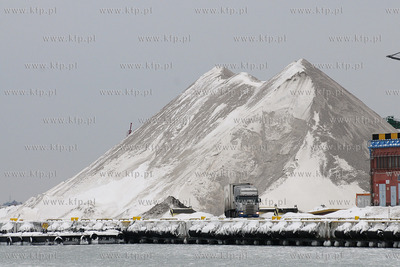 Niedzielny ruch statkow w gdynskim porcie. Halda kruszywa...