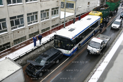 Utrudnienia na zjezdzie z estakady na ulice Hutnicza...