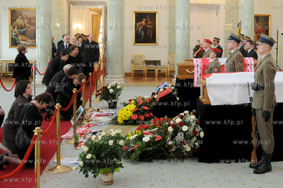 Warszawa. Trwa zaloba narodowa po katastrofie prezydenckiego...